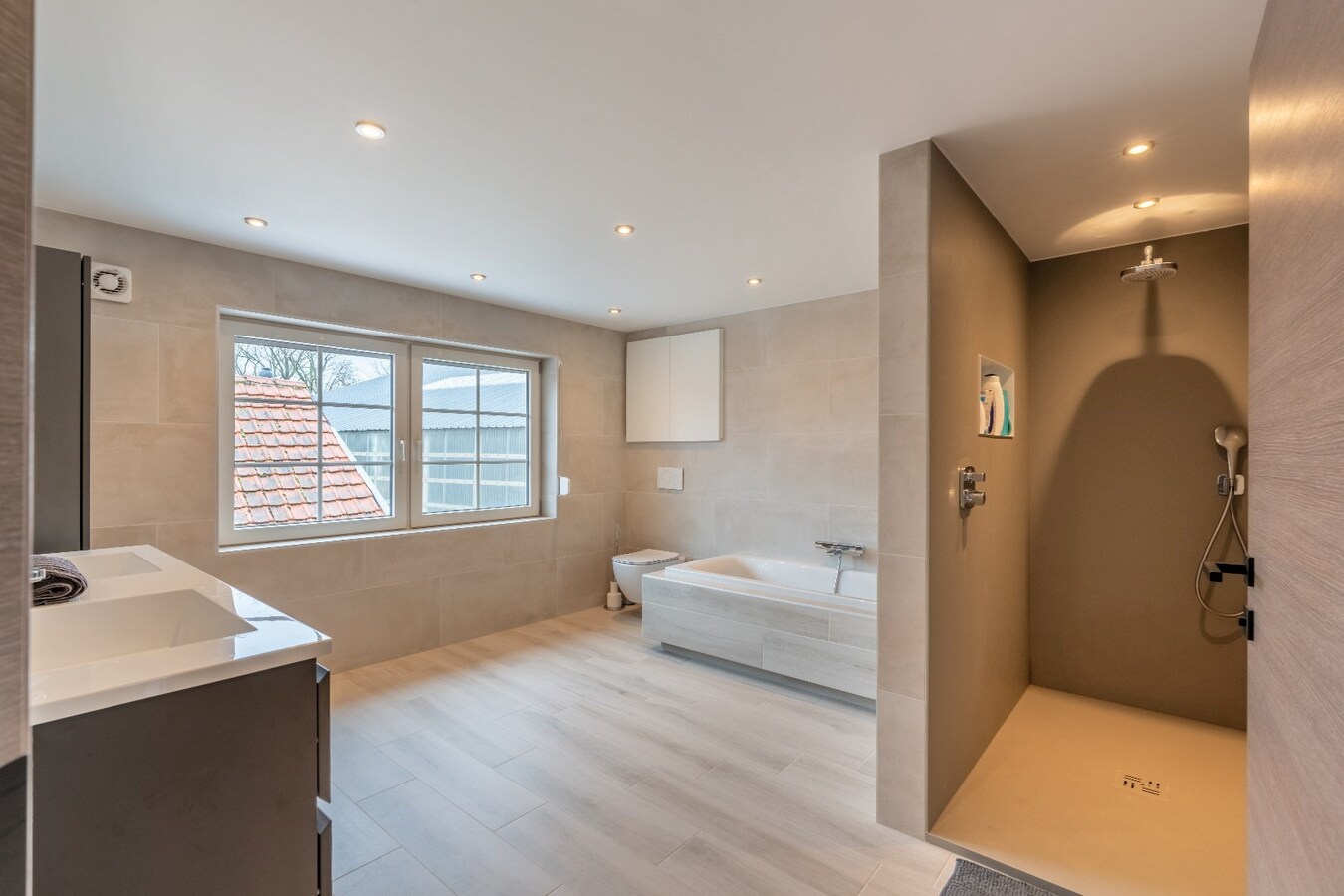 Ruime gerenoveerde woning in Niel-bij-As met 3 slaapkamers. 