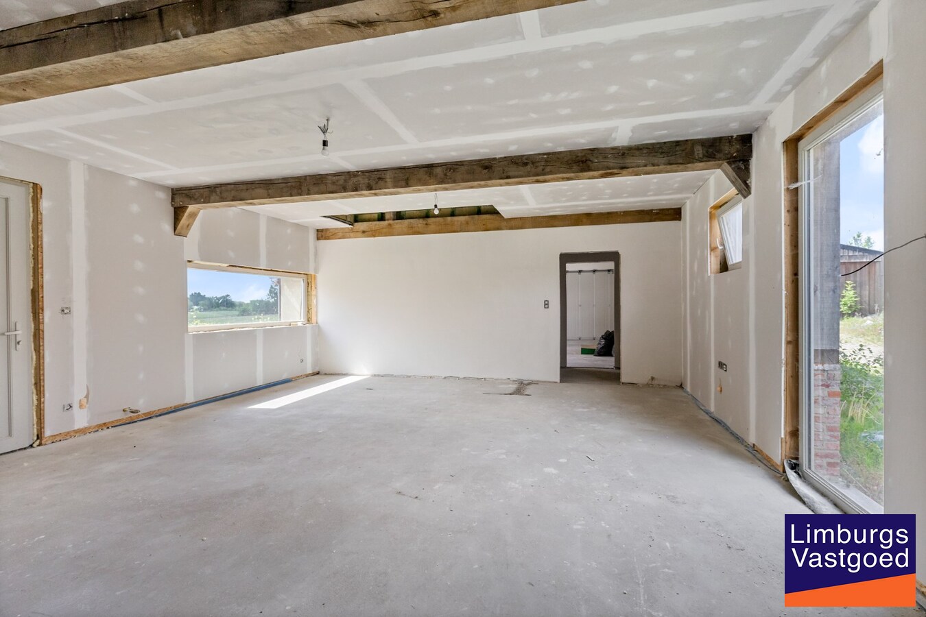 UNIEKE VIERKANTSHOEVE met paardenstallen op 7,34 hectare met vergunning voor zwembad en poolhouse 