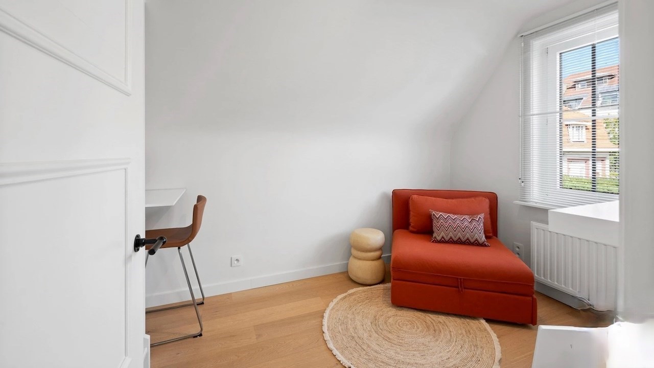 Gezellige villa in een paadje op een zeer centrale ligging, net naast het commerciële centrum van Knokke en op wandelafstand van de zee. 