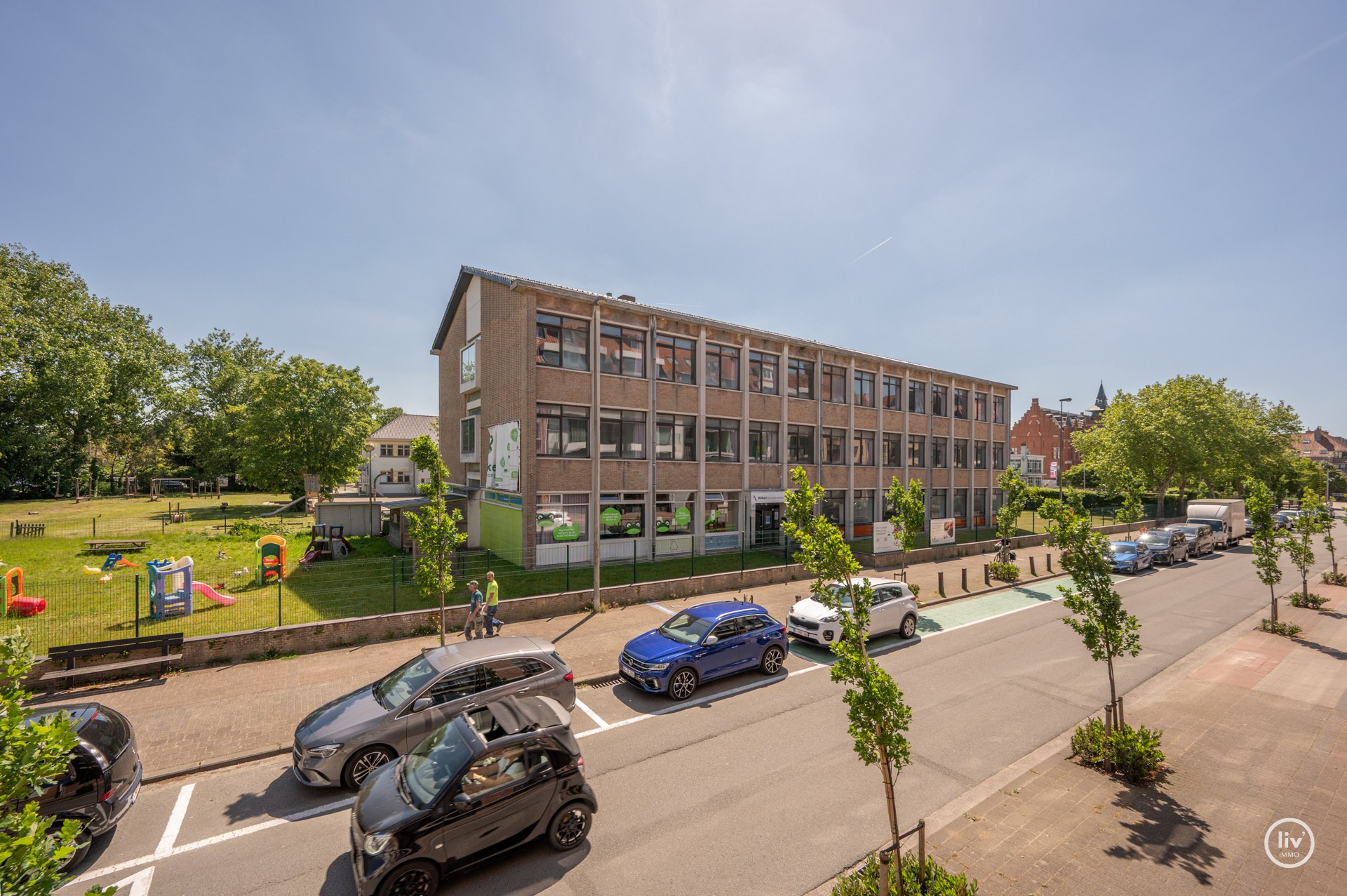 Instapklaar 2-slaapkamerappartement  gelegen te Piers de Raveschootlaan, vlakbij de Lippenslaan. 