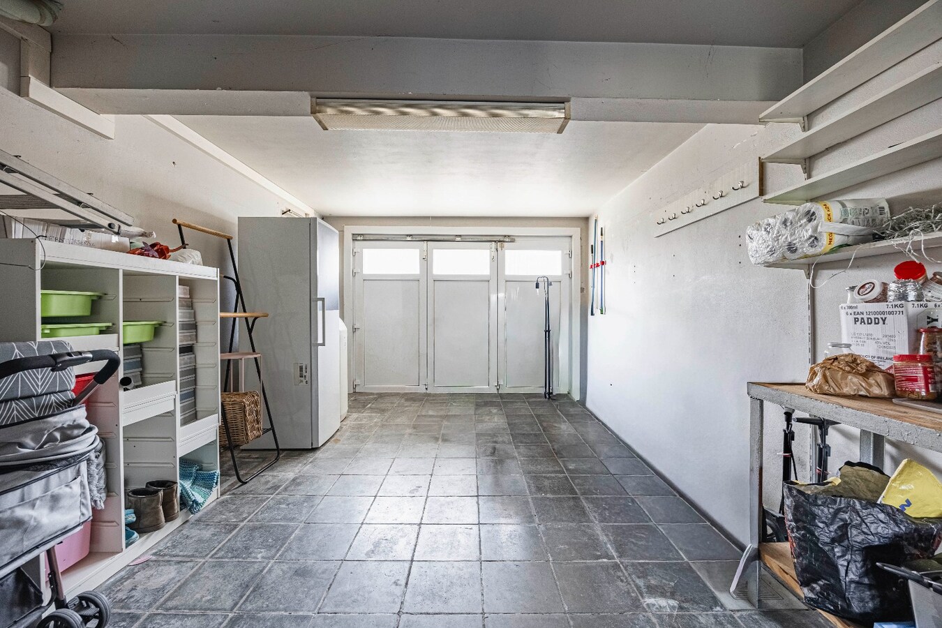 Instapklare bel-etagewoning met garage, zonnepanelen en aangename buitenruimte in het centrum van Heist. 