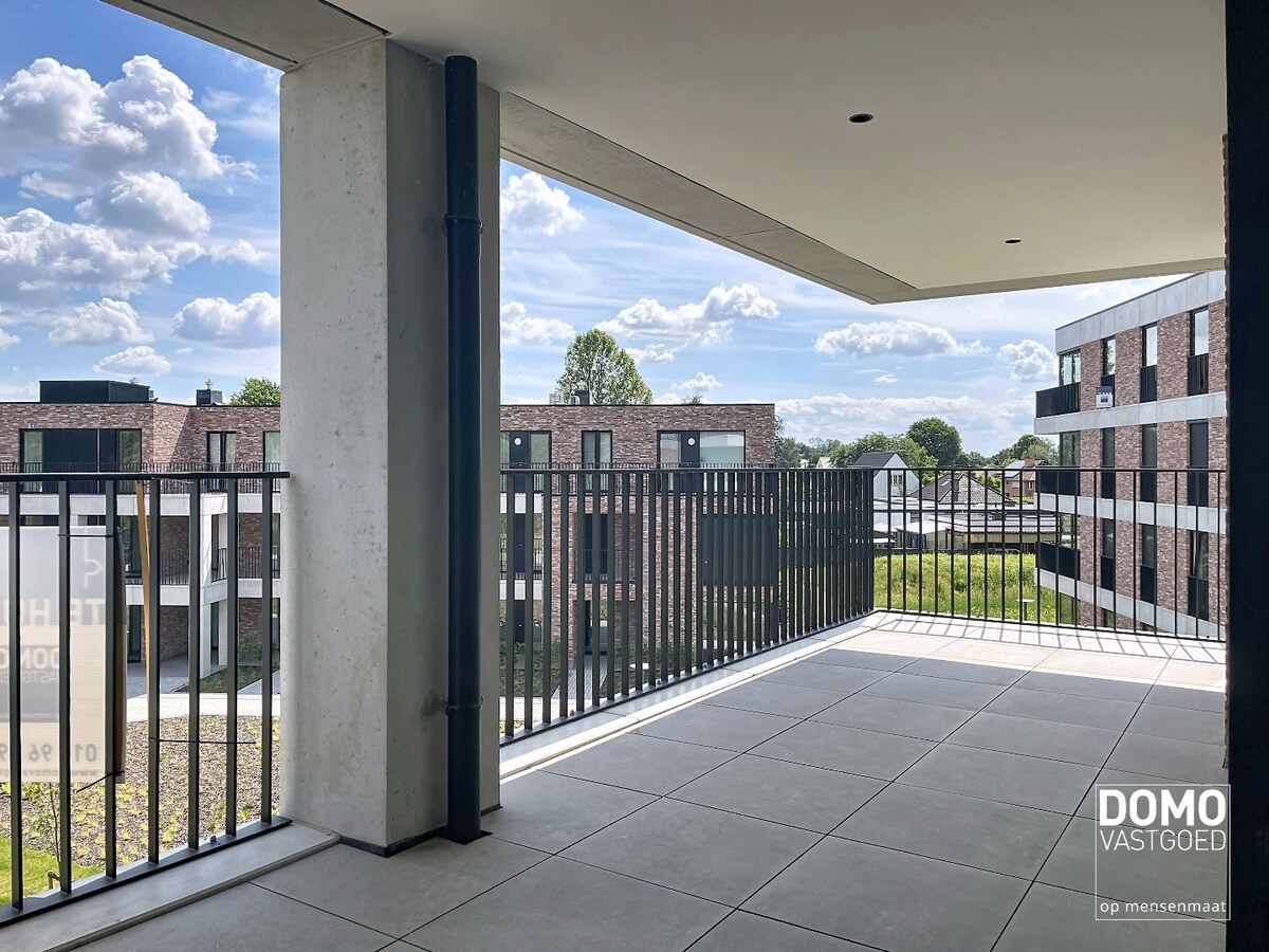 RUIM APPARTEMENT MET PRACHTIG TERRAS, LIFT EN GARAGEBOX IN CENTRUM KERMT 