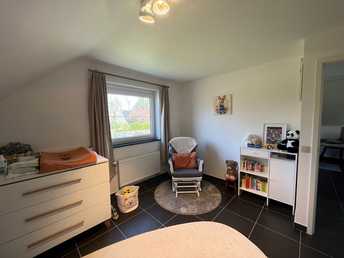 Ruime villa in residentiële wijk te Dikkelvenne 