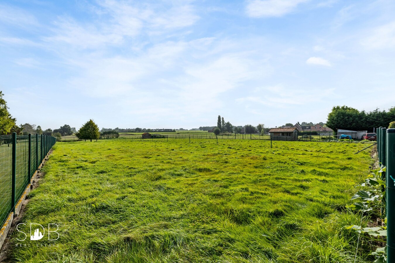 Hedendaagse gezinswoning met aanpalende graslanden en stallen op 5.030m² 