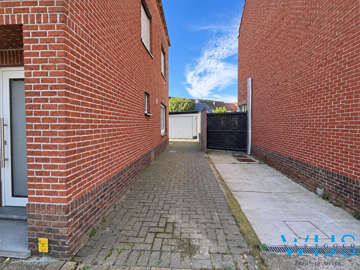 Gerenoveerde woning met diepe tuin en garage in Zelzate 