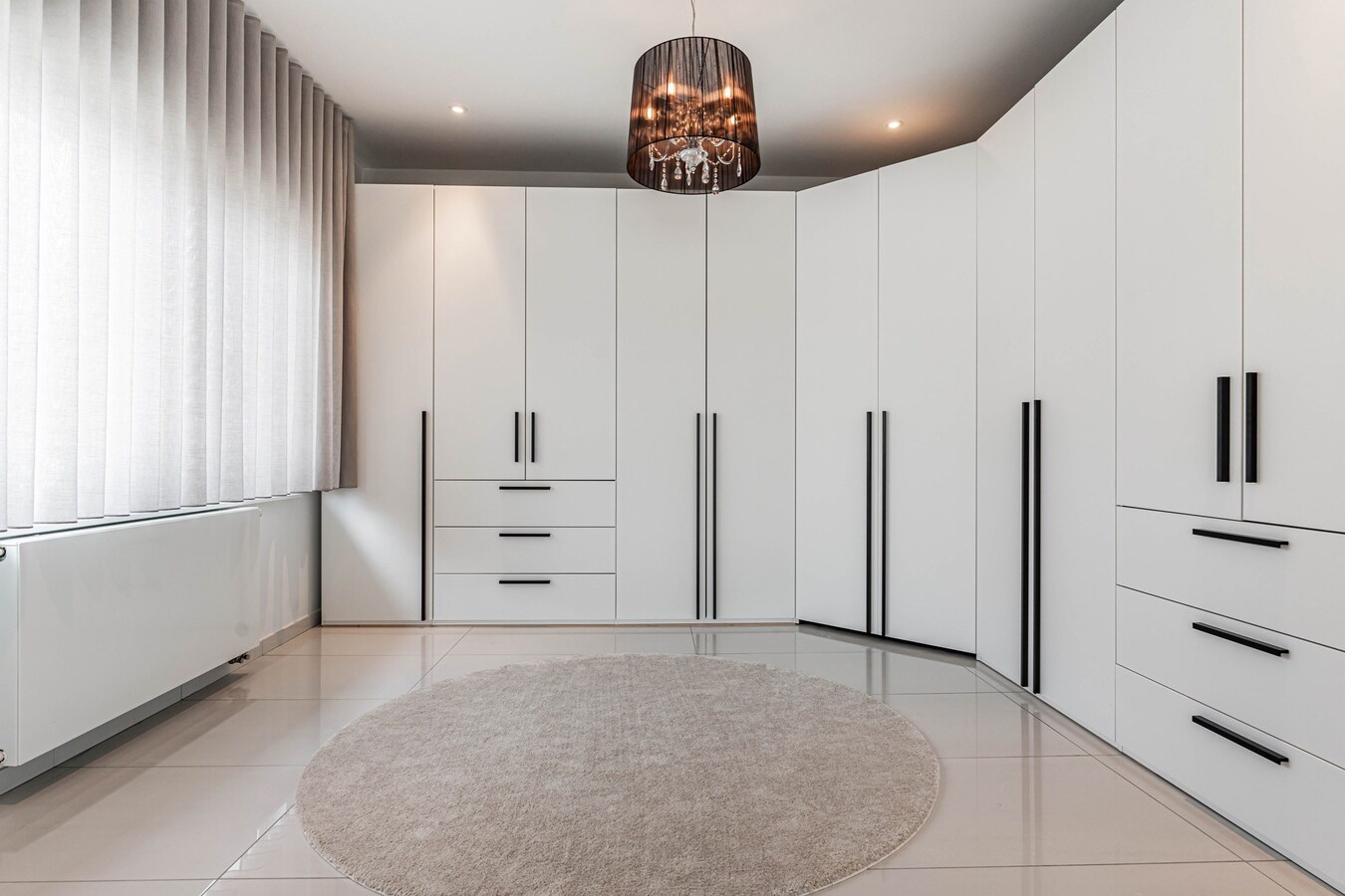 Commercieel gelegen woning met magazijn en parking 