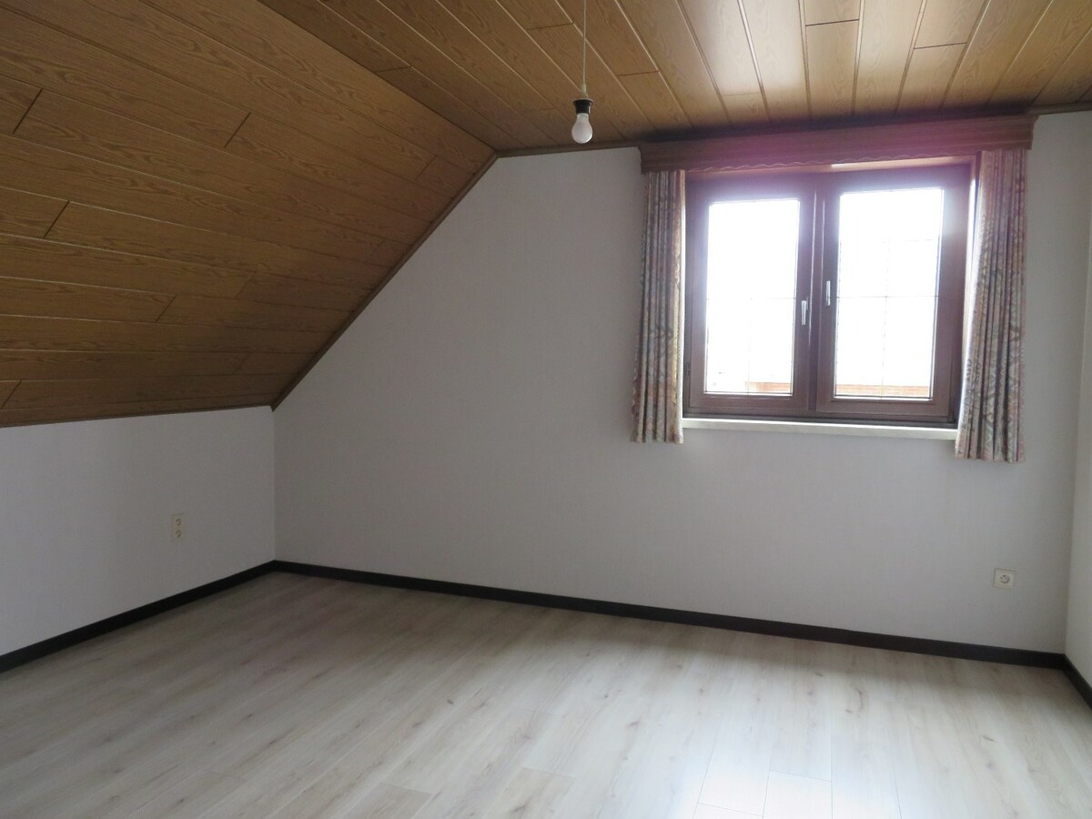 Verzorgde gezinswoning gelegen in een rustige omgeving op een perceel van 10a, met 3 slaapkamers en fraaie tuin. 