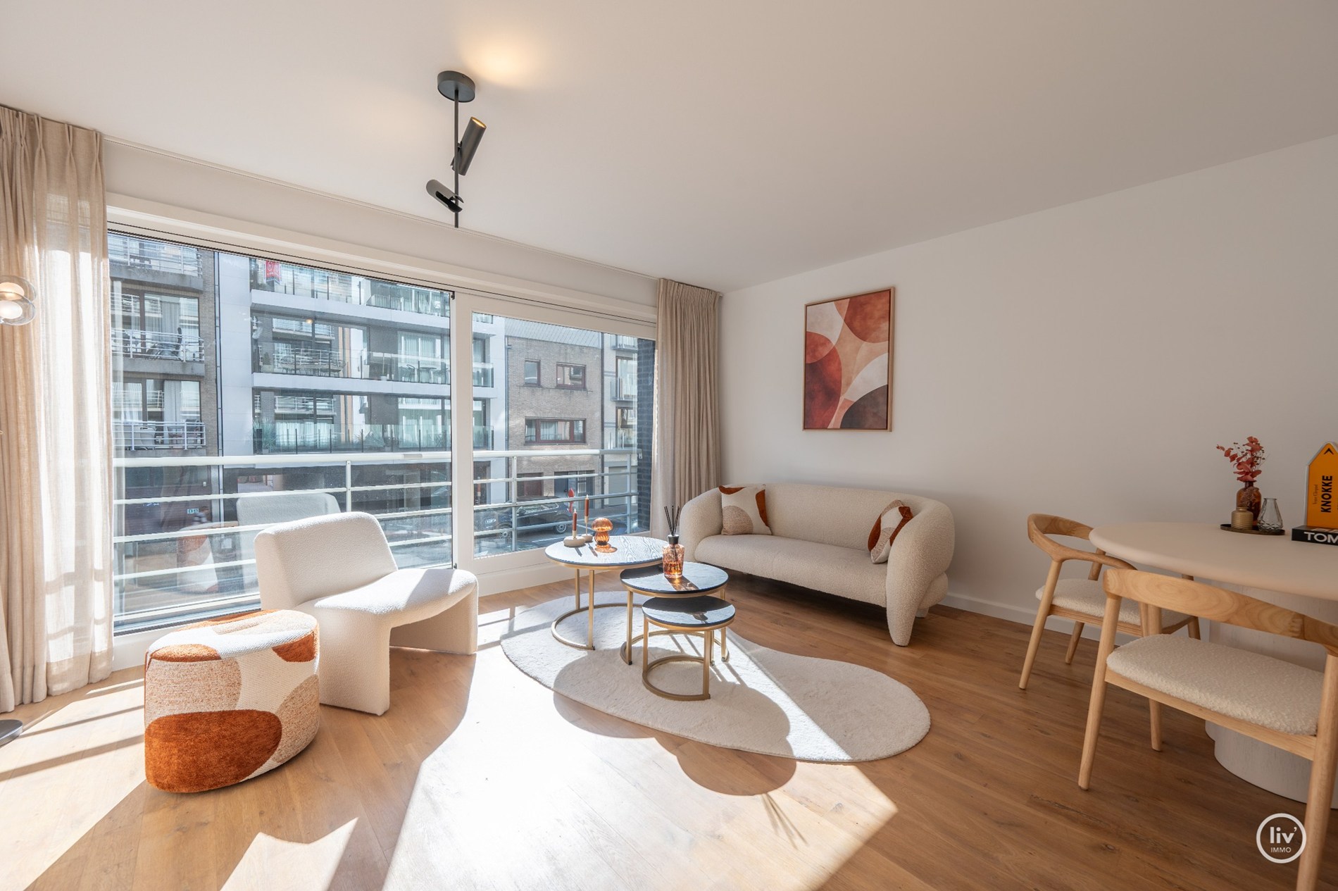 Prachtig gerenoveerd 2 slaapkamer-appartement gelegen te Leopoldlaan te Knokke met balkon. 