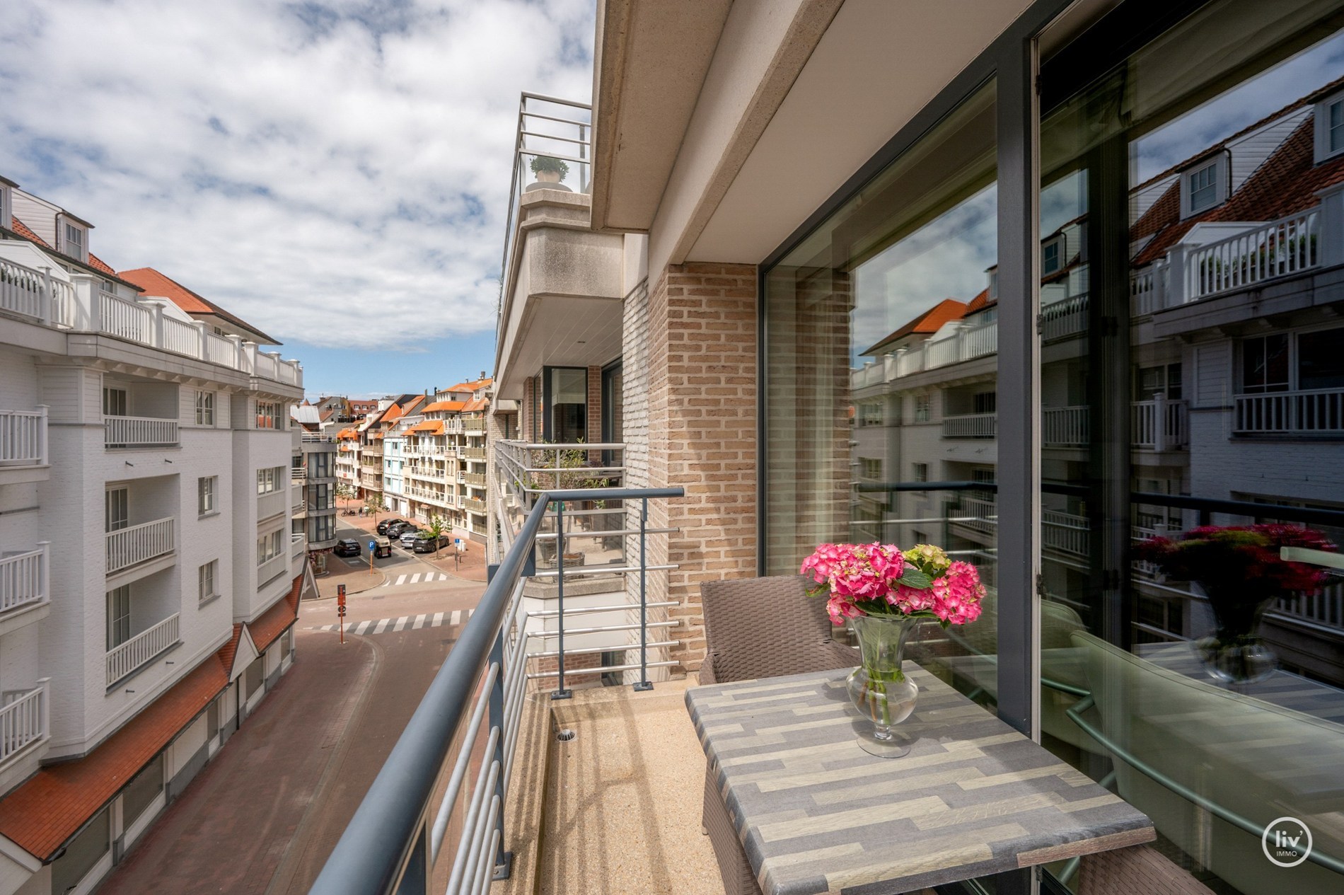 Aangenaam, ruim (101m2) appartement met 2 slaapkamers gelegen in het mussenpad te Knokke. 