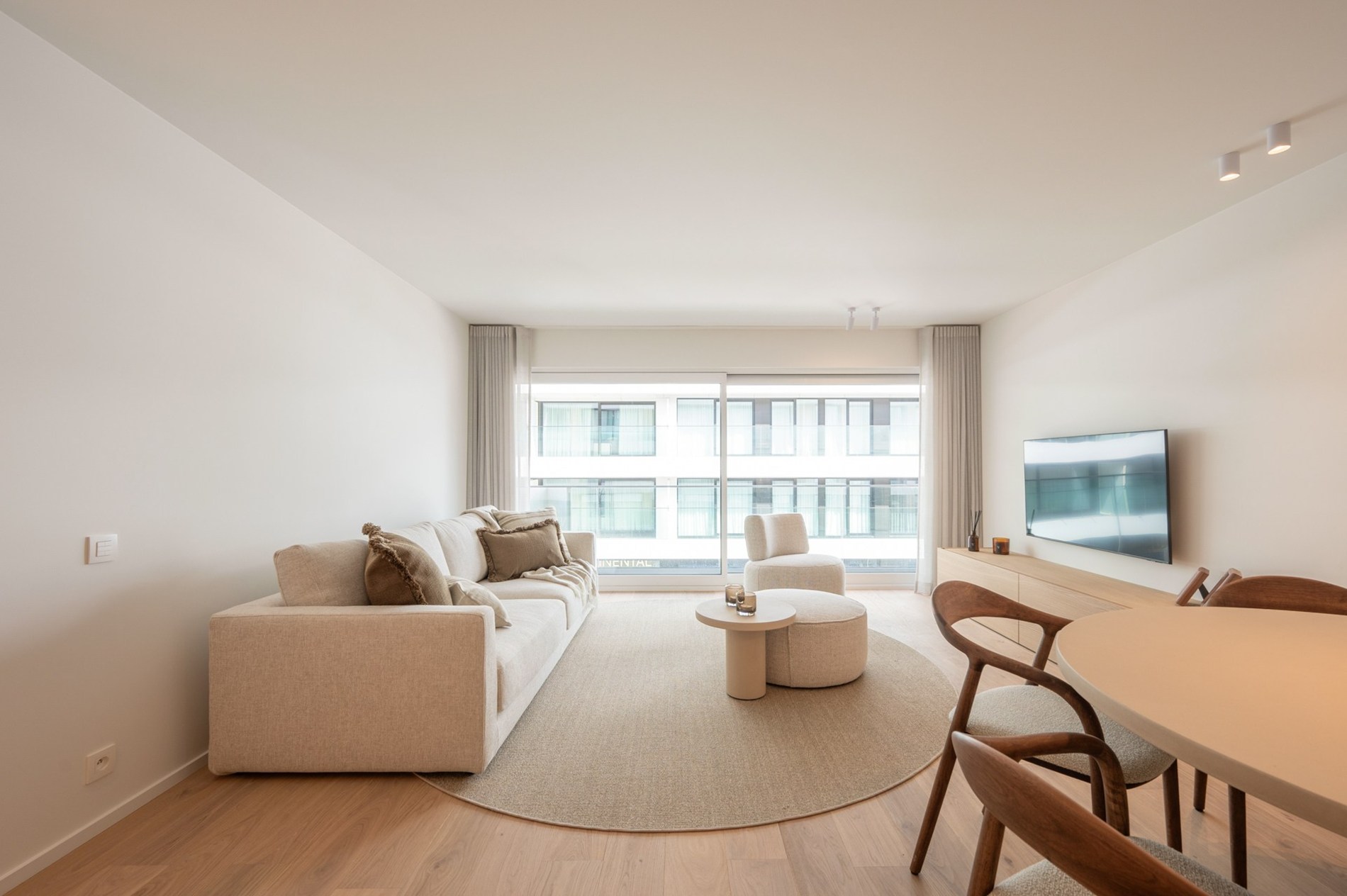 Appartement exclusivement rénové avec 3 chambres à vendre près de la plage d'Albert et de la place de la Lumière. 