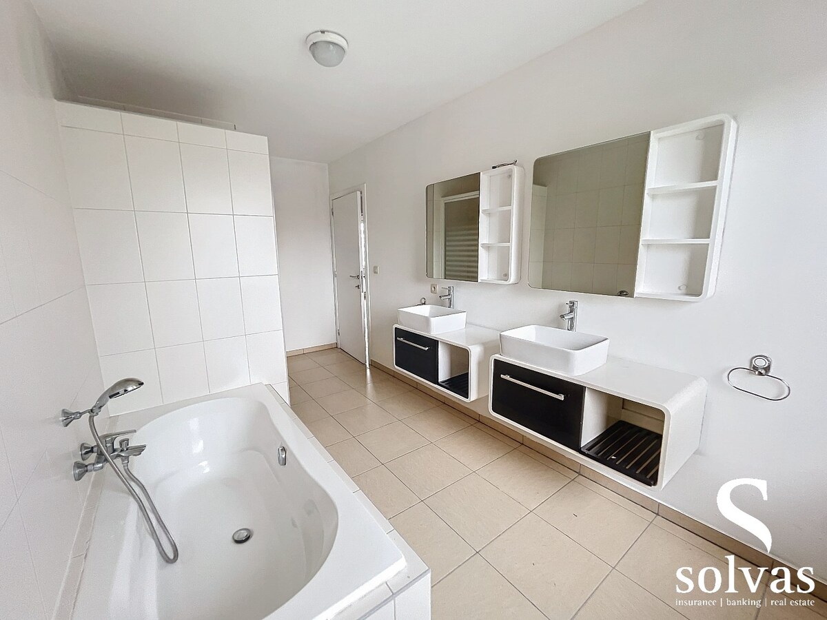 Drieslaapkamer woning in centrum Lotenhulle met tuin en garage 