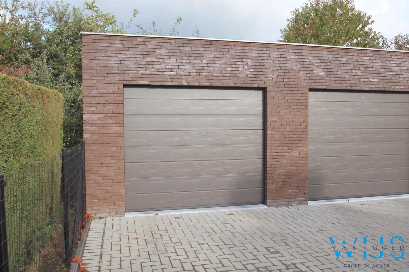 Gelijkvloers éénslaapkamer appartement met garage &amp; terras in het landelijke Oosteeklo ! 