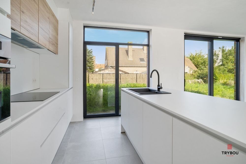 Uitstekend gelegen, halfopen nieuwbouwwoning op een boogscheut van het Centrum van Roeselare 