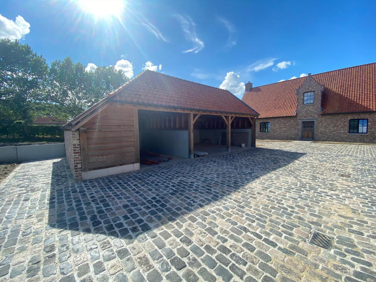 Exclusieve, fantastisch gelegen landelijke woning met bijgebouw 