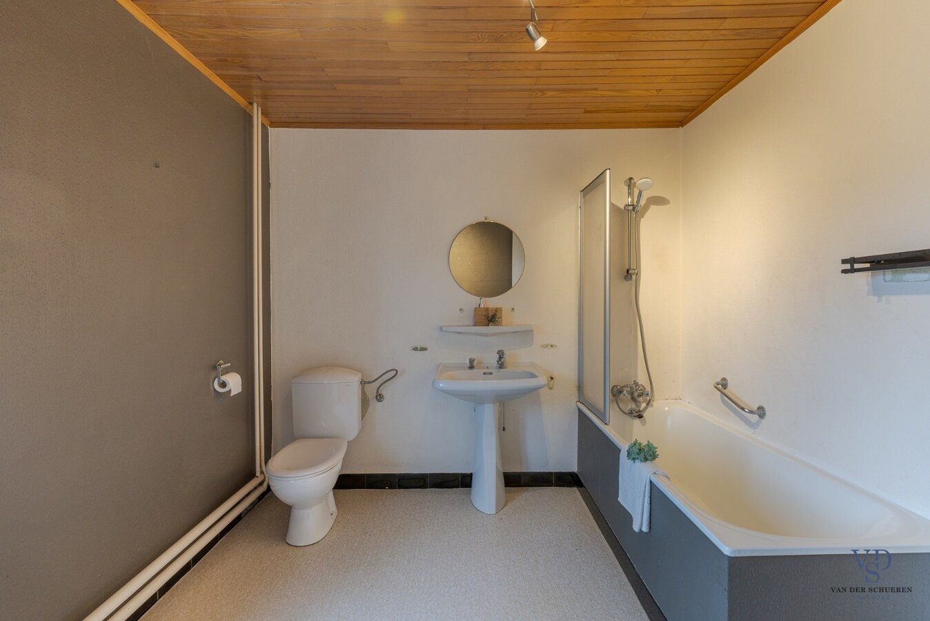 Ruime, deels gerenoveerde Half Open Bebouwing 