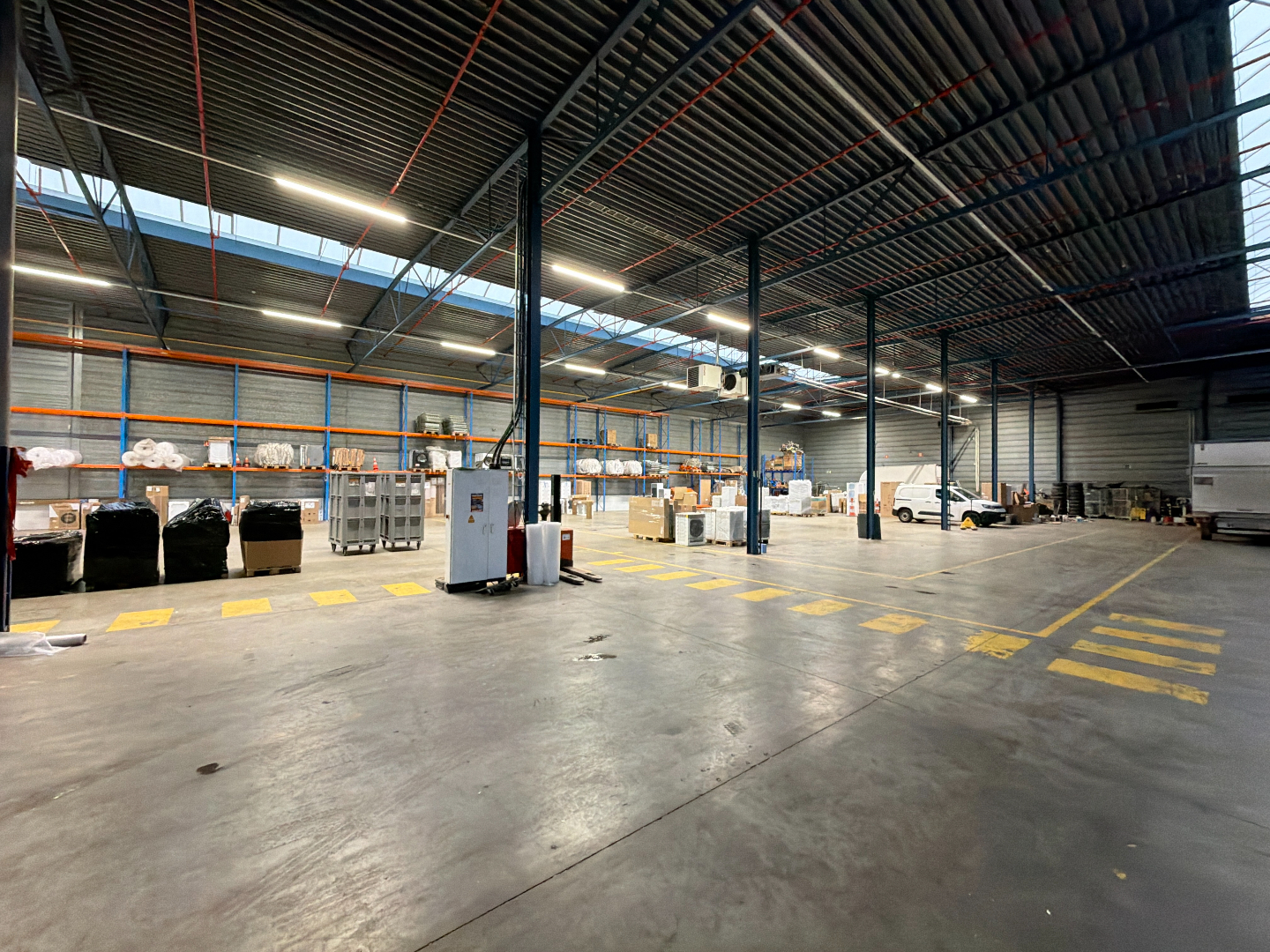 Logistieke loods met kantoor te huur in Bornem