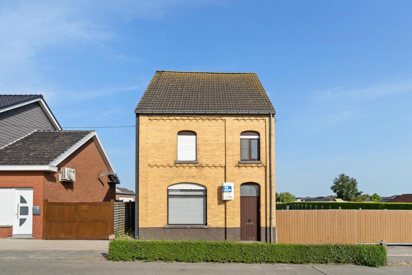 Vrijstaande woning met verwarmd zwembad op ruim perceel van 1813 m² 