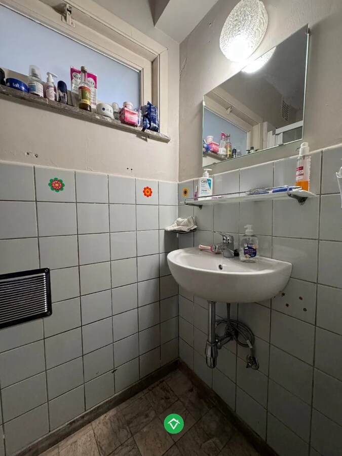 Opbrengsteigendom te koop met ruime garages in Oostende 