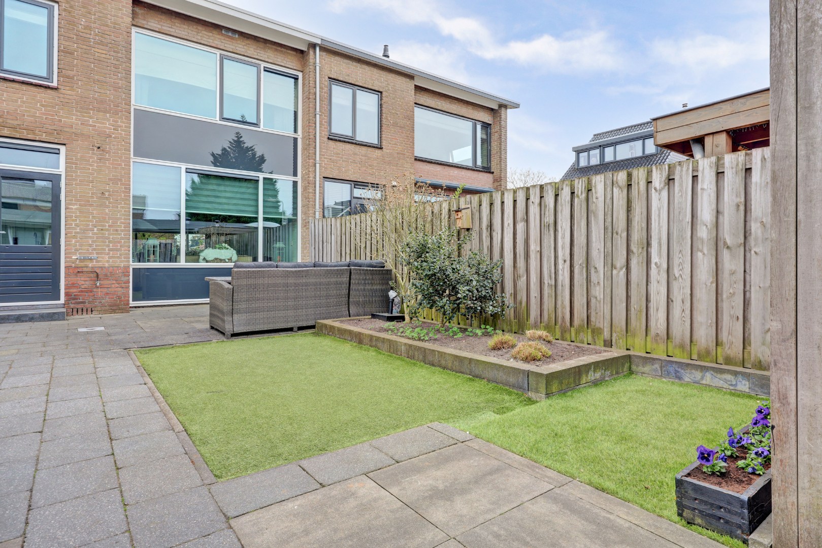 Lichte 4-kamer tussenwoning met eigen garage, 3 slaapkamers, onderhoudsvriendelijke tuin met berging en gelegen op eigen grond! 