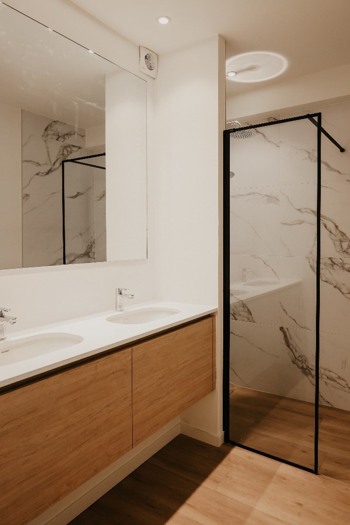 Prachtig gelijkvloers appartement met 3 slaapkamers en terras, midden in het centrum! 