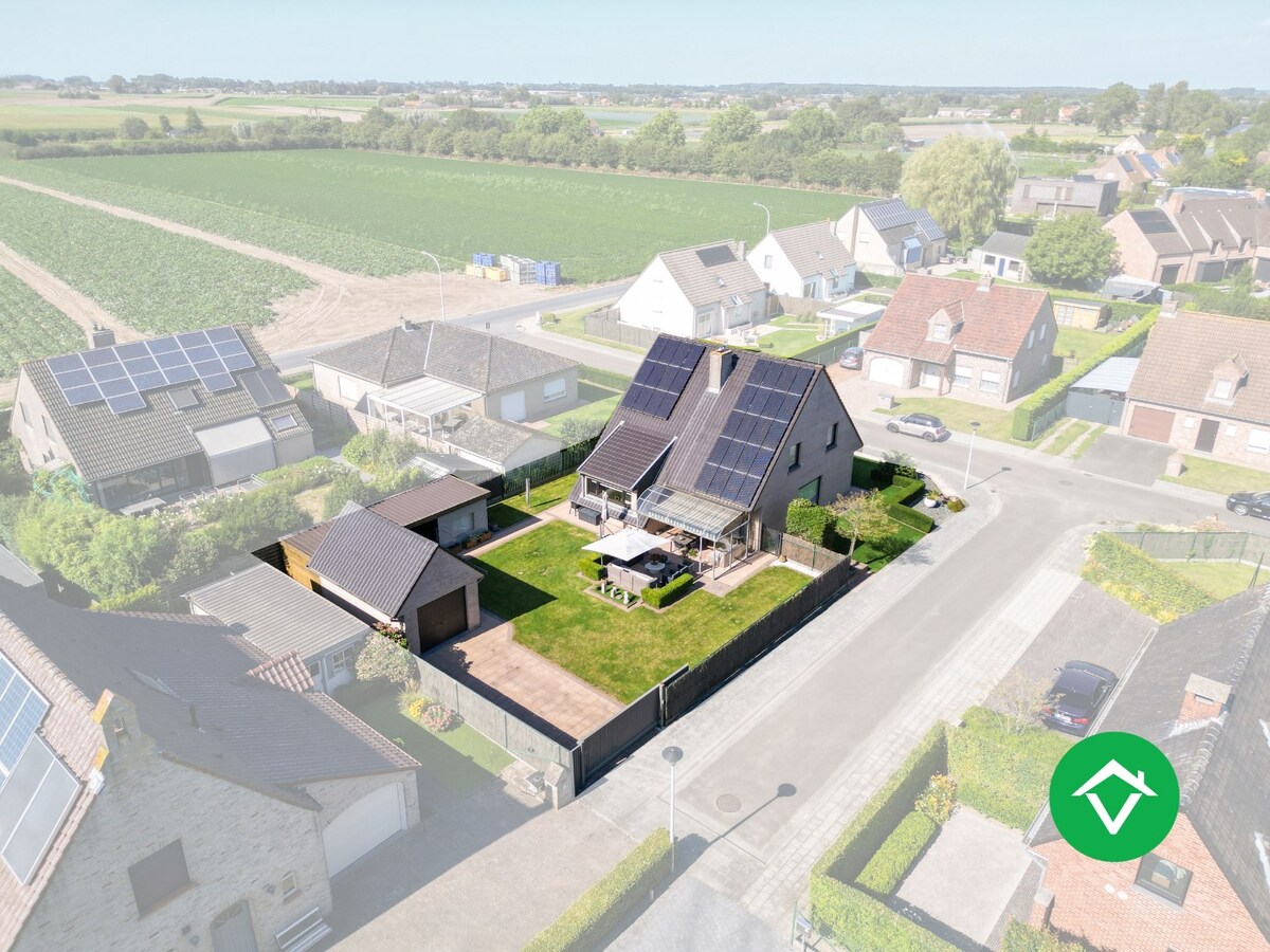 Ruime open bebouwing met 4 slaapkamers en 3 garages in Kortemark 