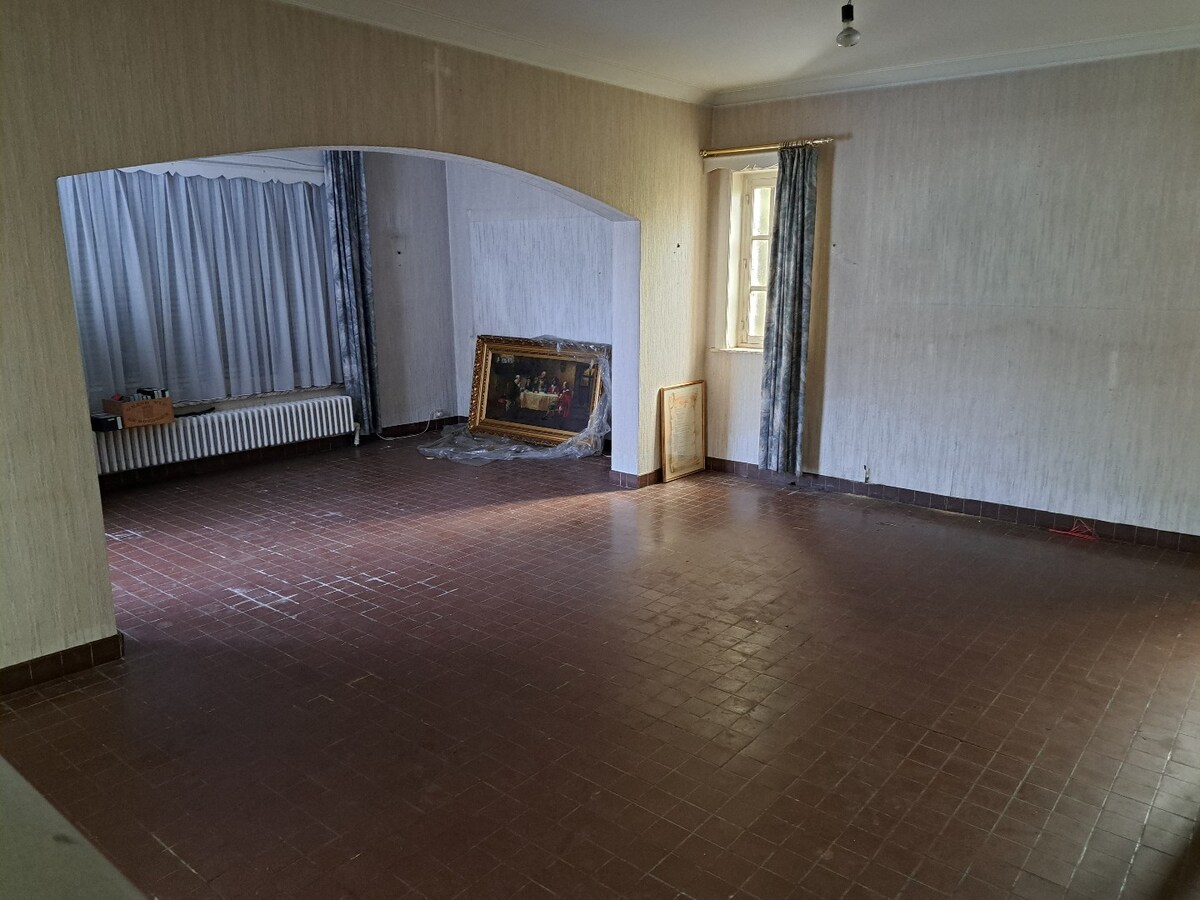 Sur 3200 m² en zone d'habitat vaste ensemble immobilier comprenant une villa de 240m² et 600m² d'entrepôt. 