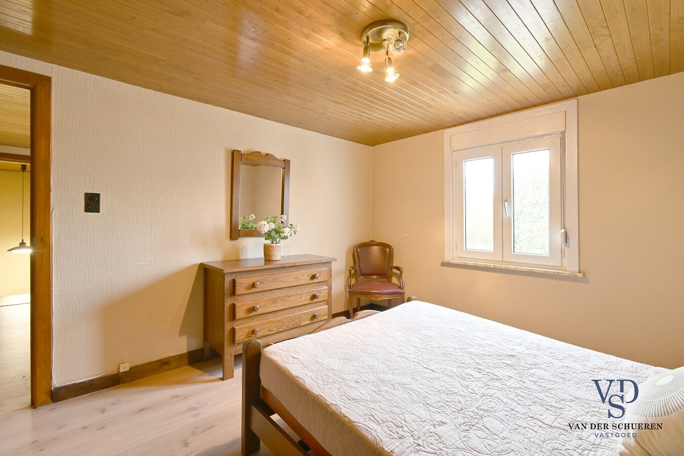 Te renoveren woning met uniek uitzicht op de omliggende akkers 