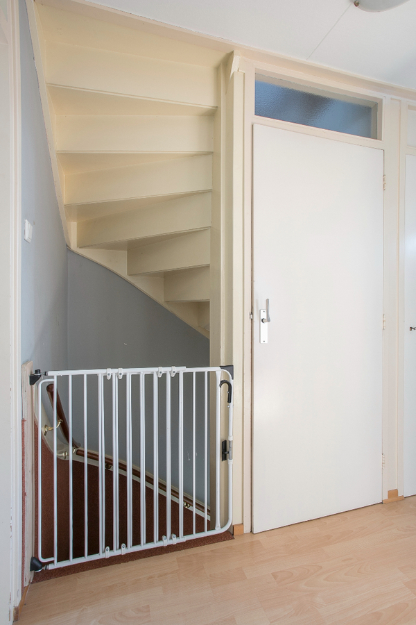 Eindwoning met berging, overkapping, ondergrond, erf, tuin- en verdere aanhorigheden. 