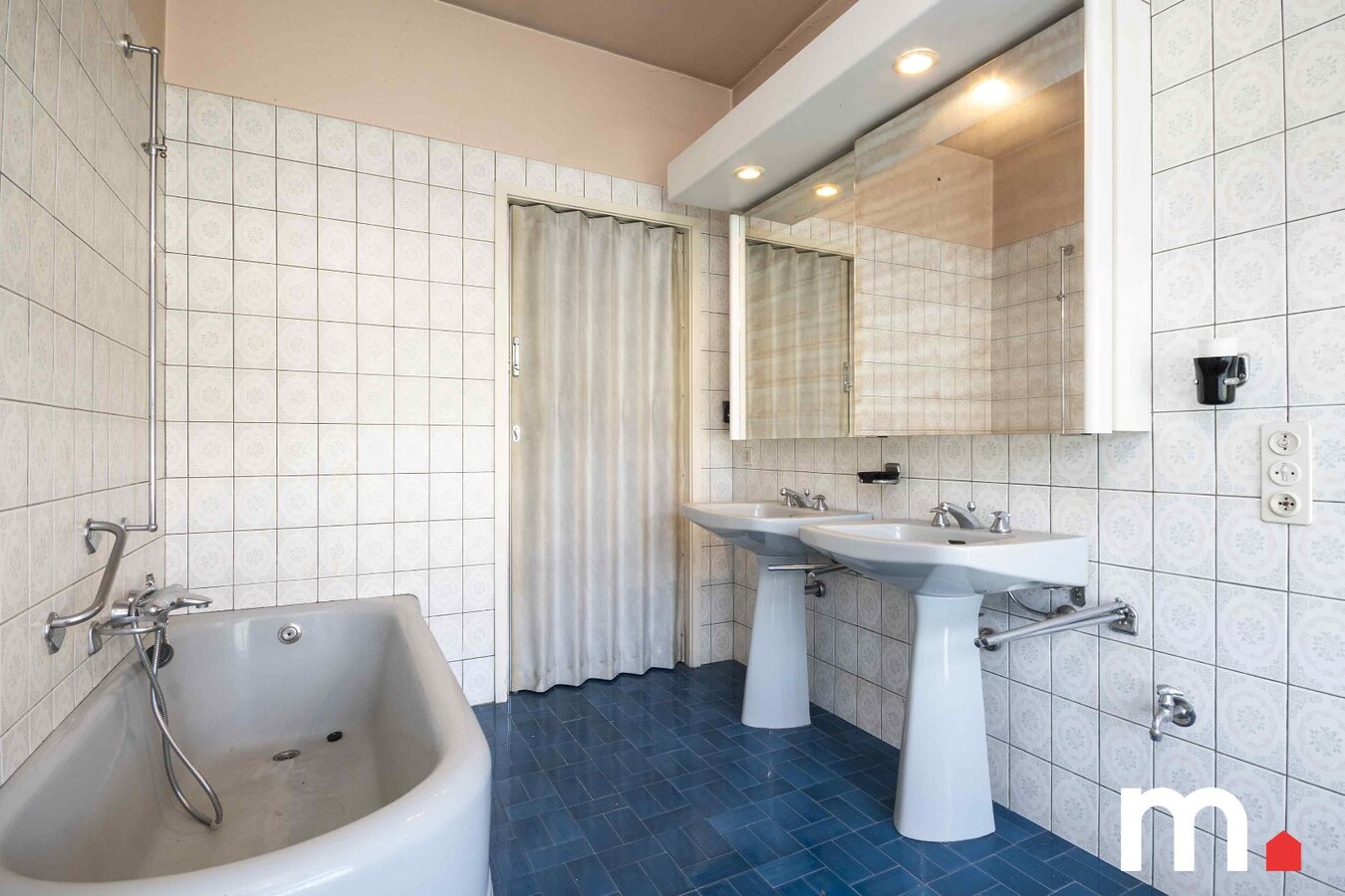 Unieke Gelijkvloerse Villa te Roeselare op 1620m² met 242m² bewoonbare oppervlakte! 