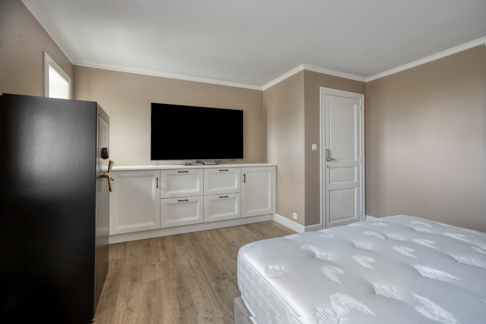 slaapkamer 1 met toegang naar de nachthal