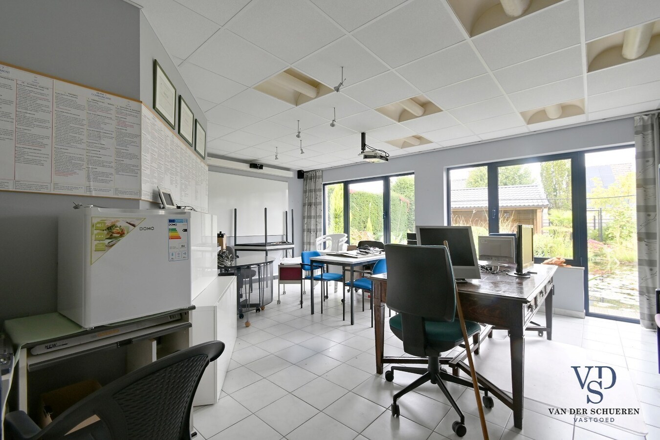 Ruim handelspand met penthouse in villastijl 