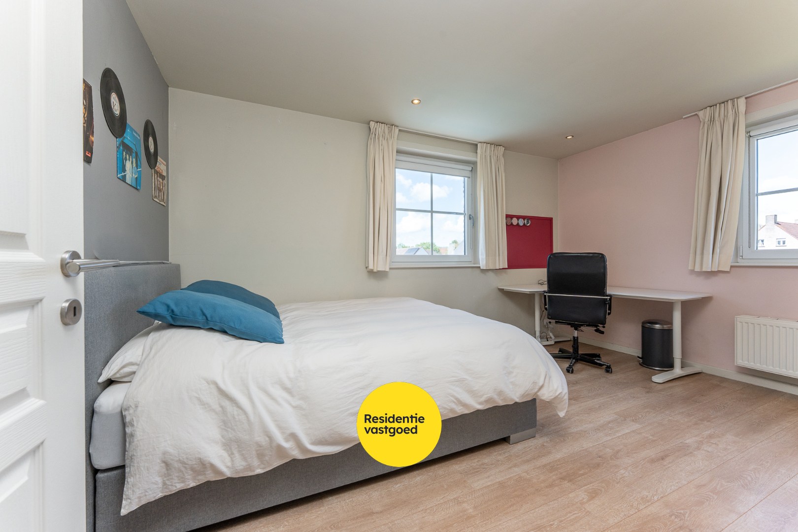 Exclusieve villa met zwembad en poolhouse in de nieuwe St-Annawijk te Sint-Andries 