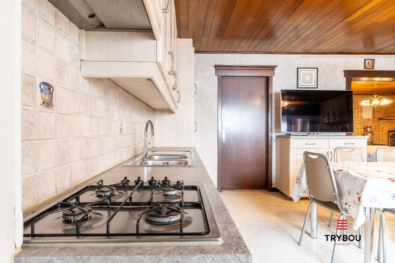 Verrassend ruime woning aan de rand van Houthulst op ruim perceel van 720m². 