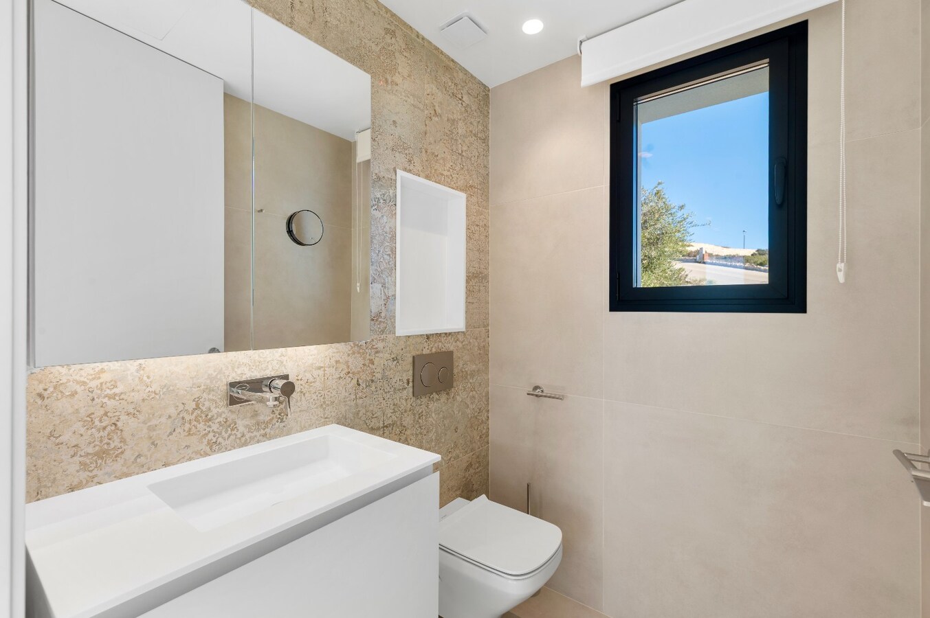 Een uitzonderlijke villa waar luxe, licht en panoramische waterzichten samenkomen. 