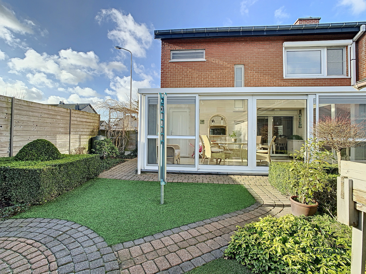 Instapklare halfopen bebouwing in rustige straat 