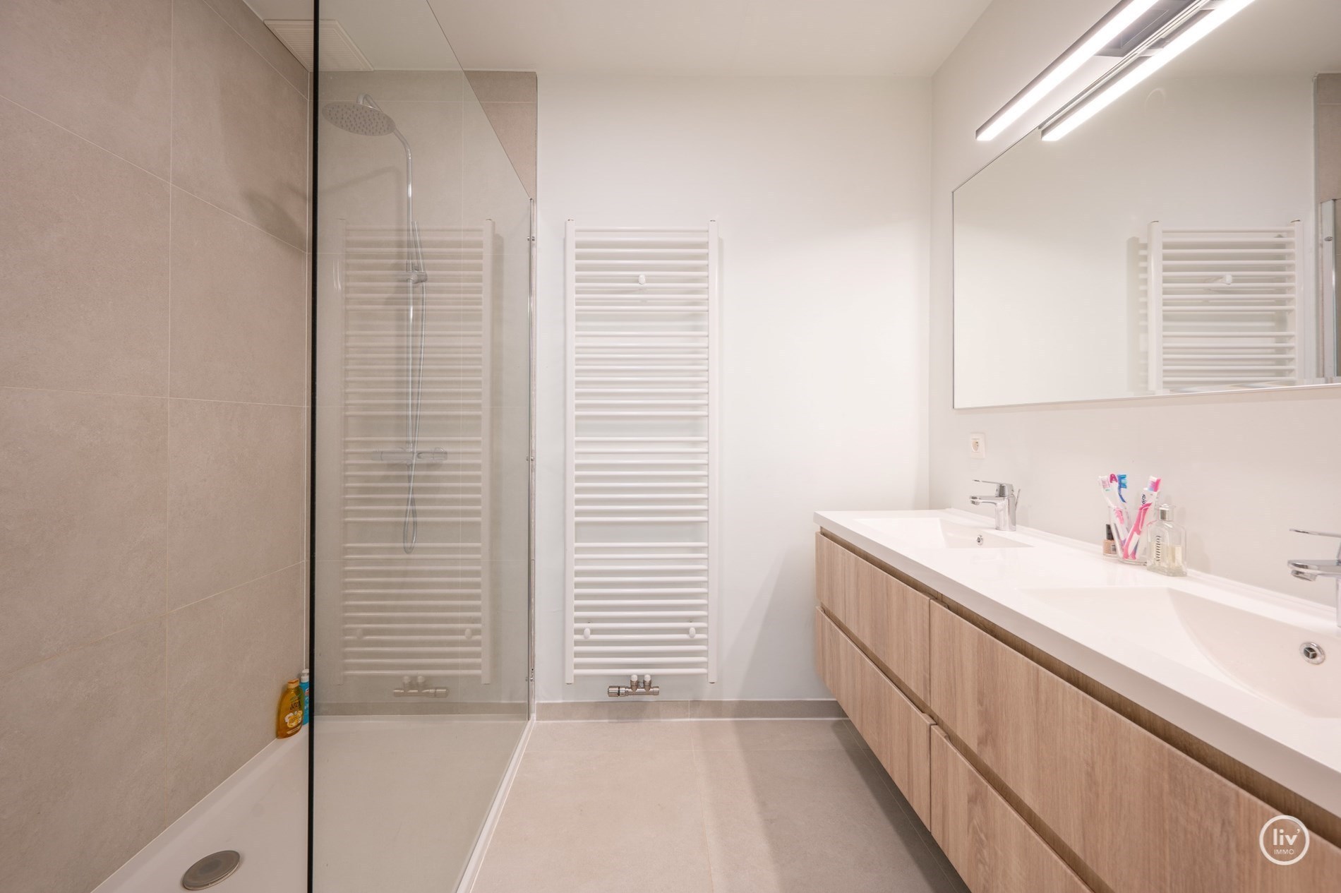 Prachtig, ruime en tevens récente triplex (199 m2) in een zijstraat van de lippenslaan vlakbij de zeedijk te Knokke. 