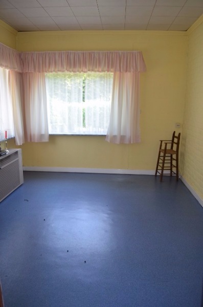 Te strippen / nieuw te bouwen woning en bijgebouwen op 906m² commercieel gelegen te Eeklo 