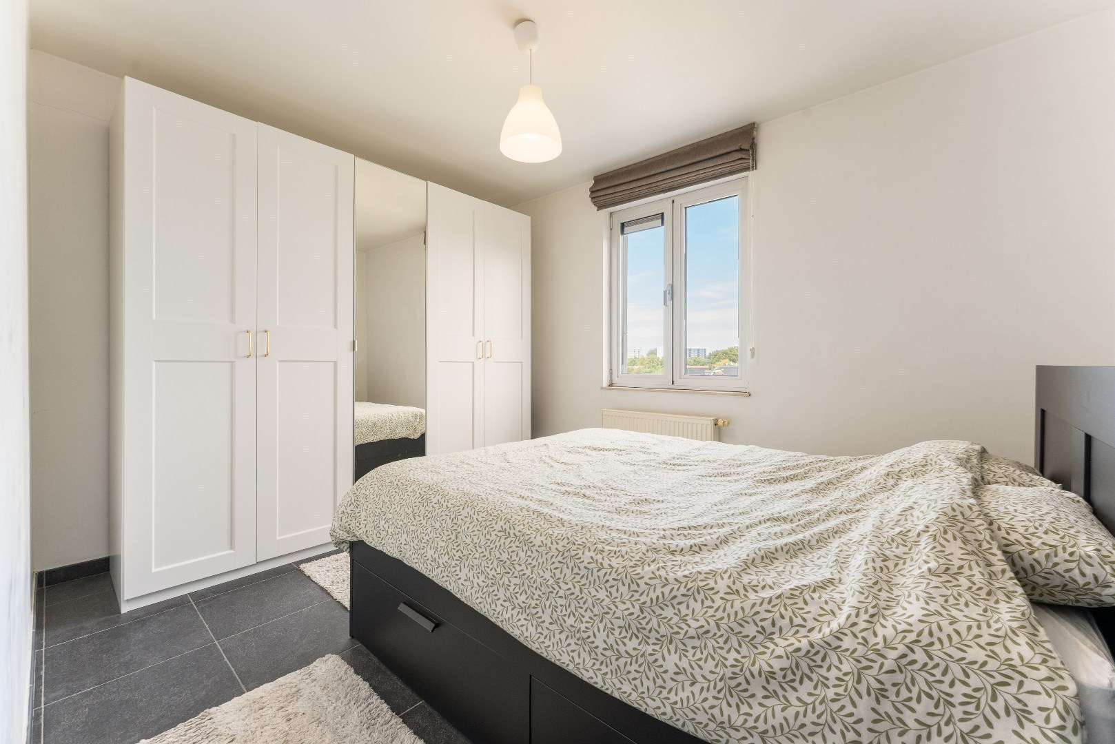 Ruim en licht 2 slaapkamerappartement nabij St-Pietersstation. 