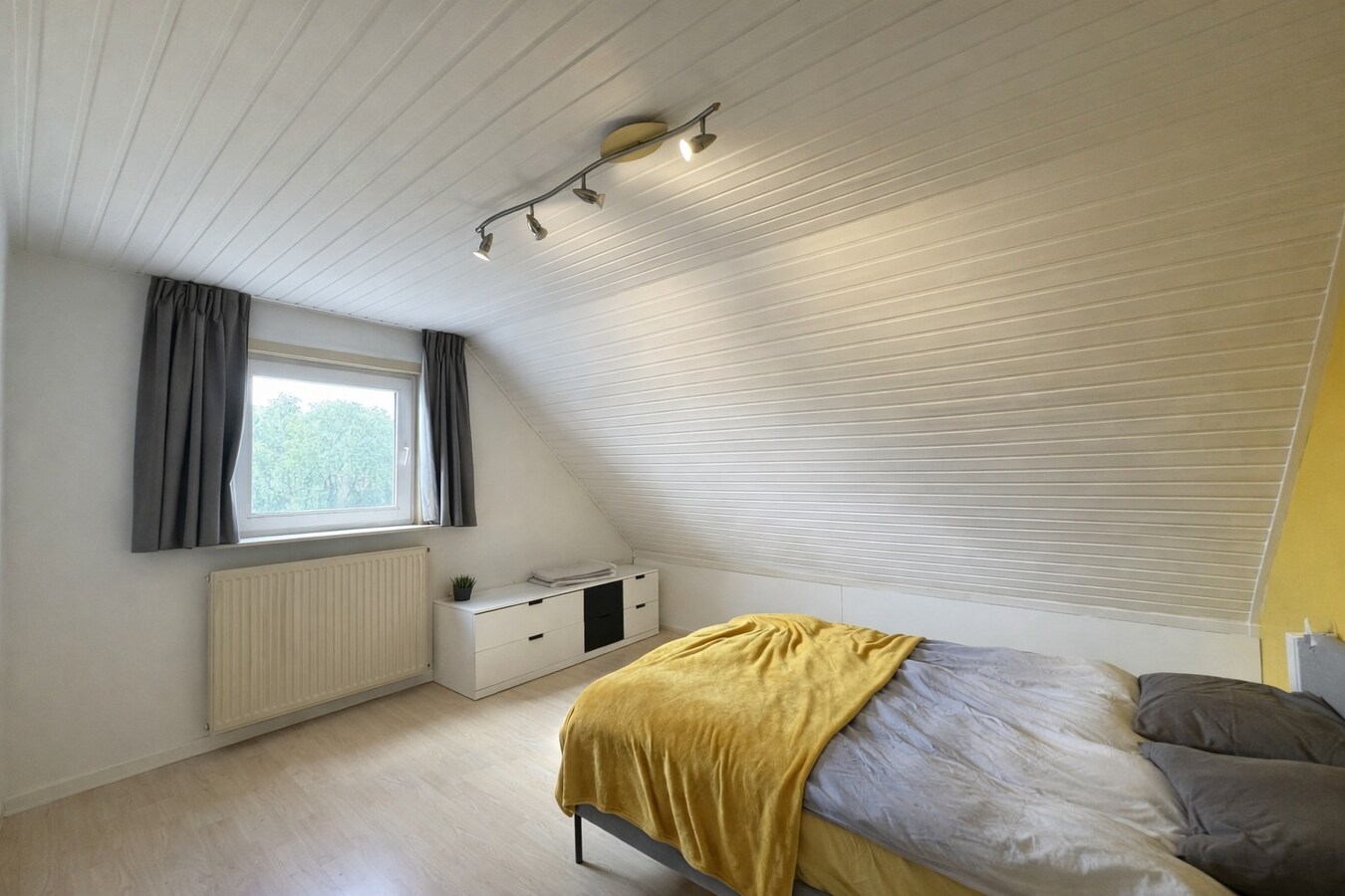 Ruime gezinswoning met zonnige buitenruimtes in de dorpskern van Westkapelle. 
