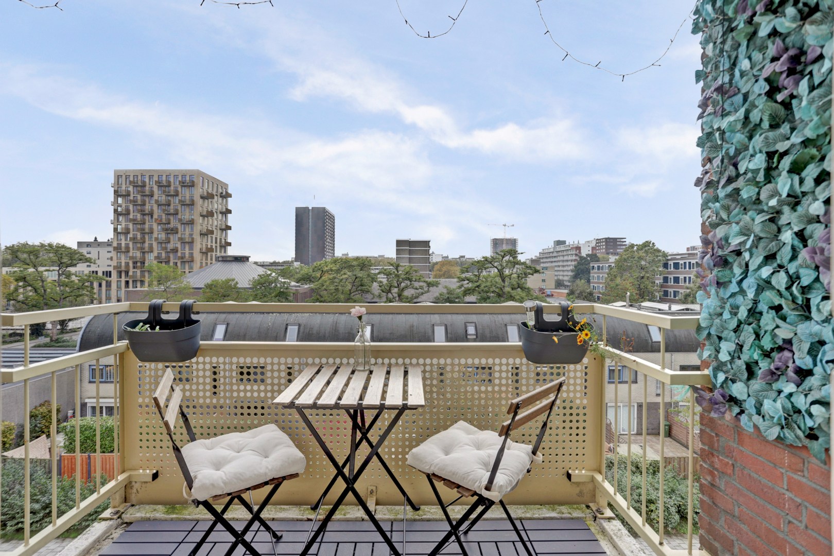 Instapklaar 3 (voorheen 4) kamer appartement op de vierde verdieping met moderne keuken en badkamer, balkon op het zuiden en berging in de onderbouw. 