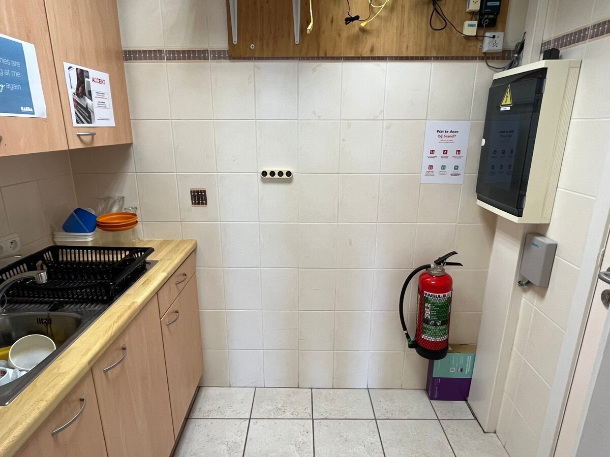 Uitstekend gelegen commercieel pand met parkeermogelijkheden ! 