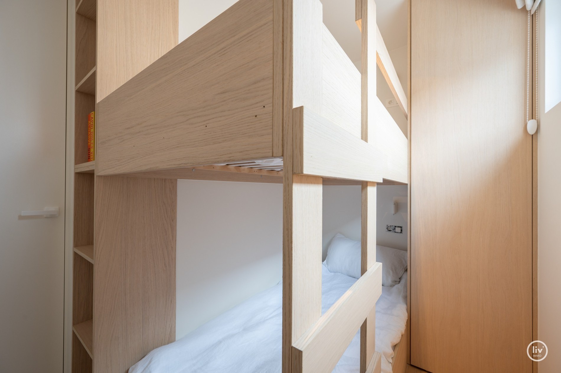 Gerenoveerd penthouse met 2 slaapkamers centraal gelegen op de August Dansestraat te Knokke. 