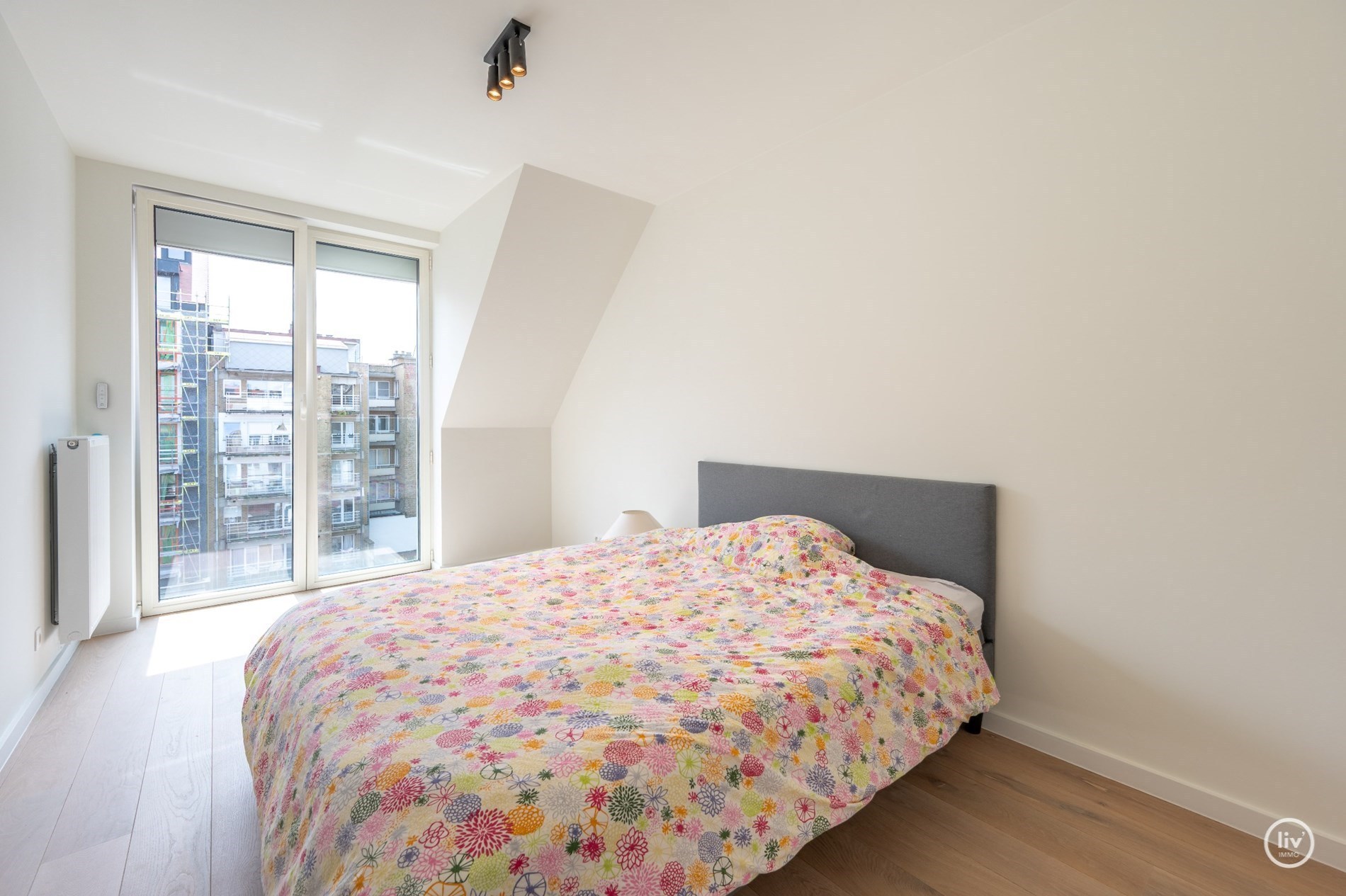 Prachtig, ruime en tevens récente triplex (199 m2) in een zijstraat van de lippenslaan vlakbij de zeedijk te Knokke. 