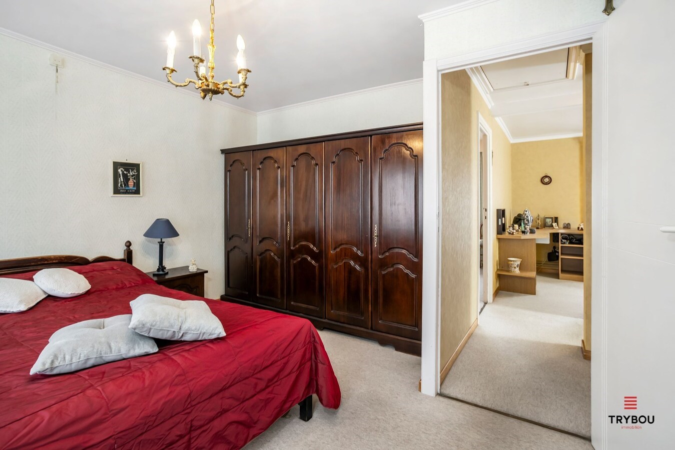 Centraal gelegen, halfopen woning met grote goed onderhouden tuin 