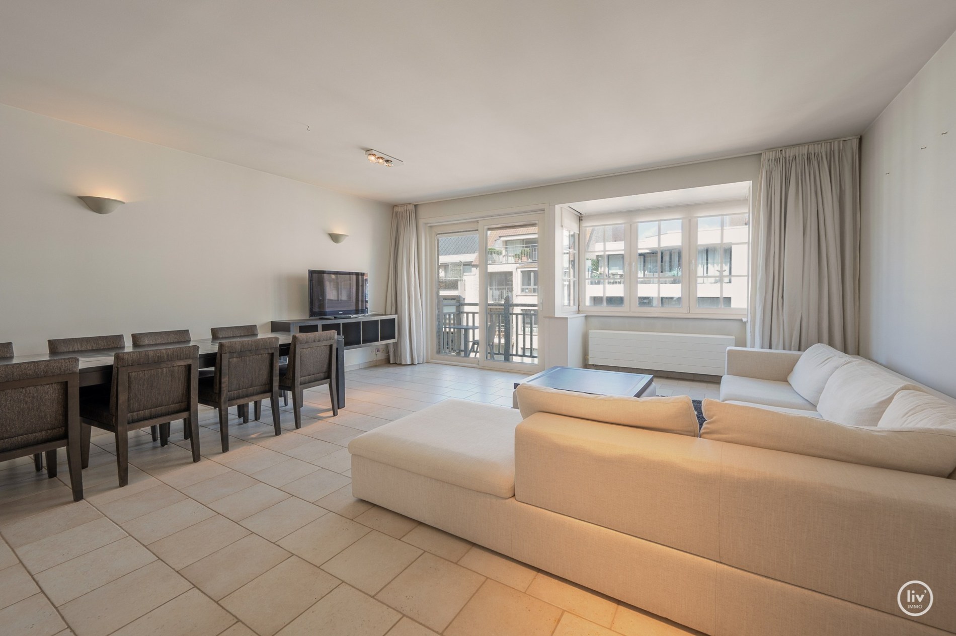 Ruim (98 m2) appartement met 2 slaapkamers op een topligging in de Dumortierlaan te Knokke. 