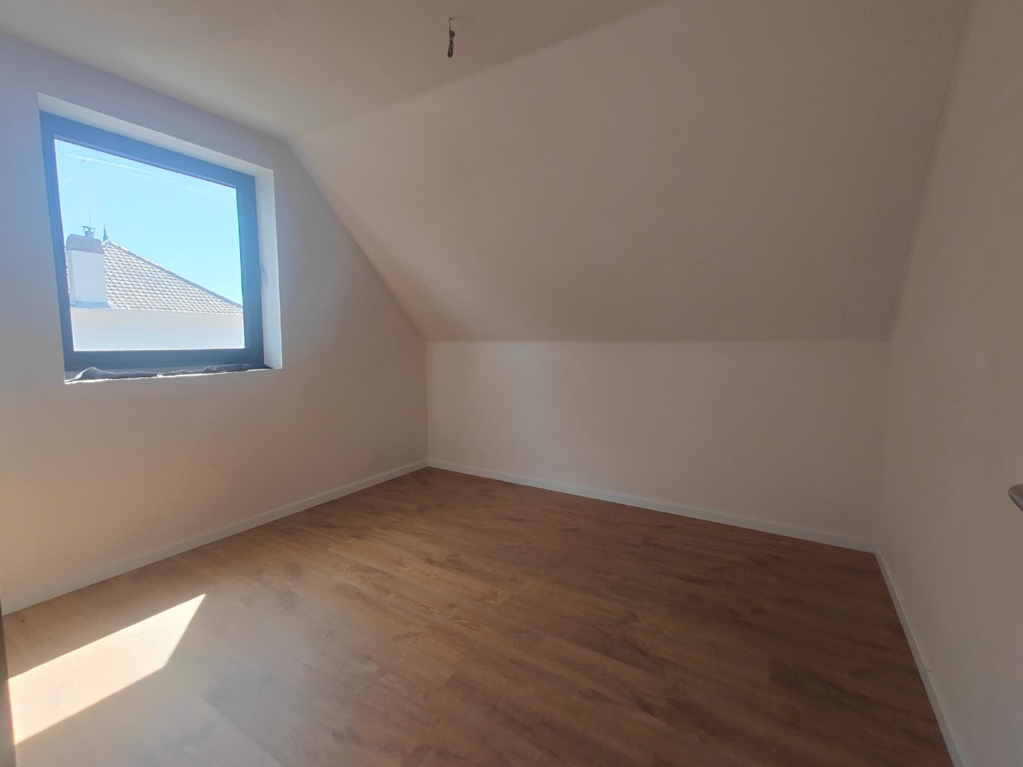 Afgewerkte woning met 3 slaapkamers &amp; ruim zonnig terras + autostaanplaats en berging 