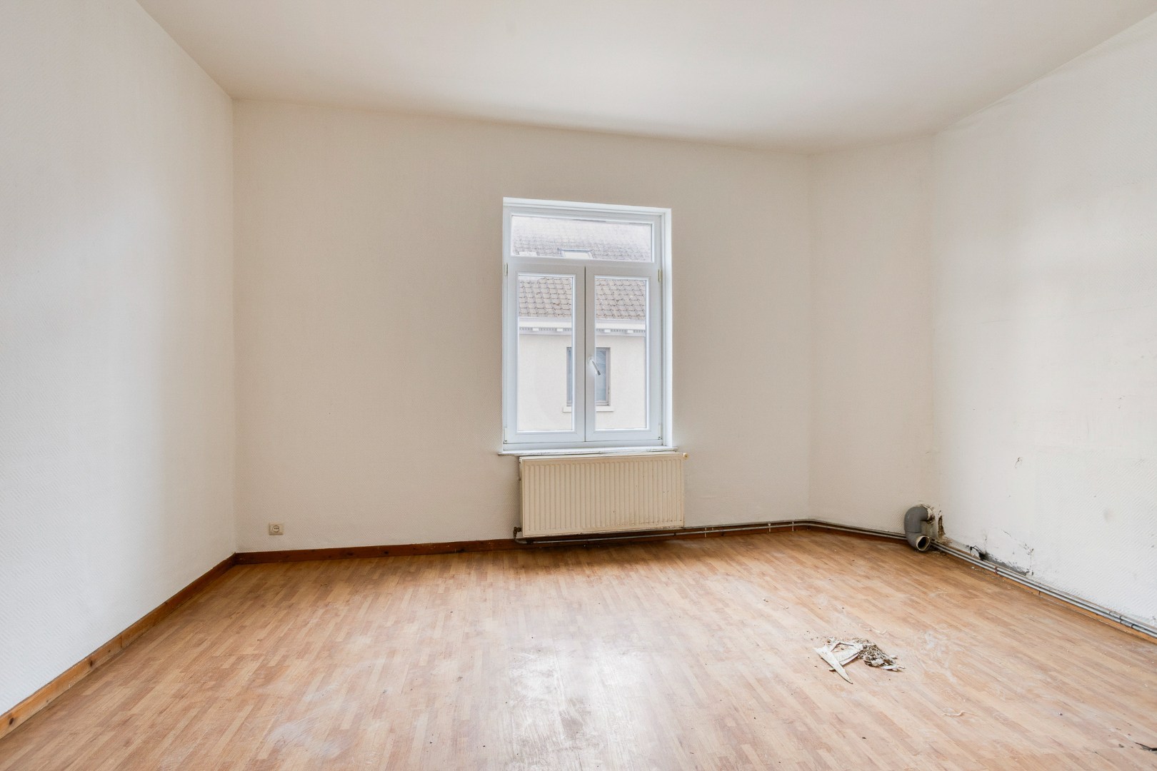 TE RENOVEREN WONING met 2 woonéénheden en tuin – 1640 SINT-GENESIUS-RODE 