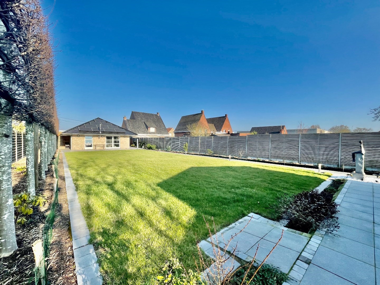 VERLAAGDE PRIJS - Gelijkvloerse villa met prachtige tuin op 850m² 