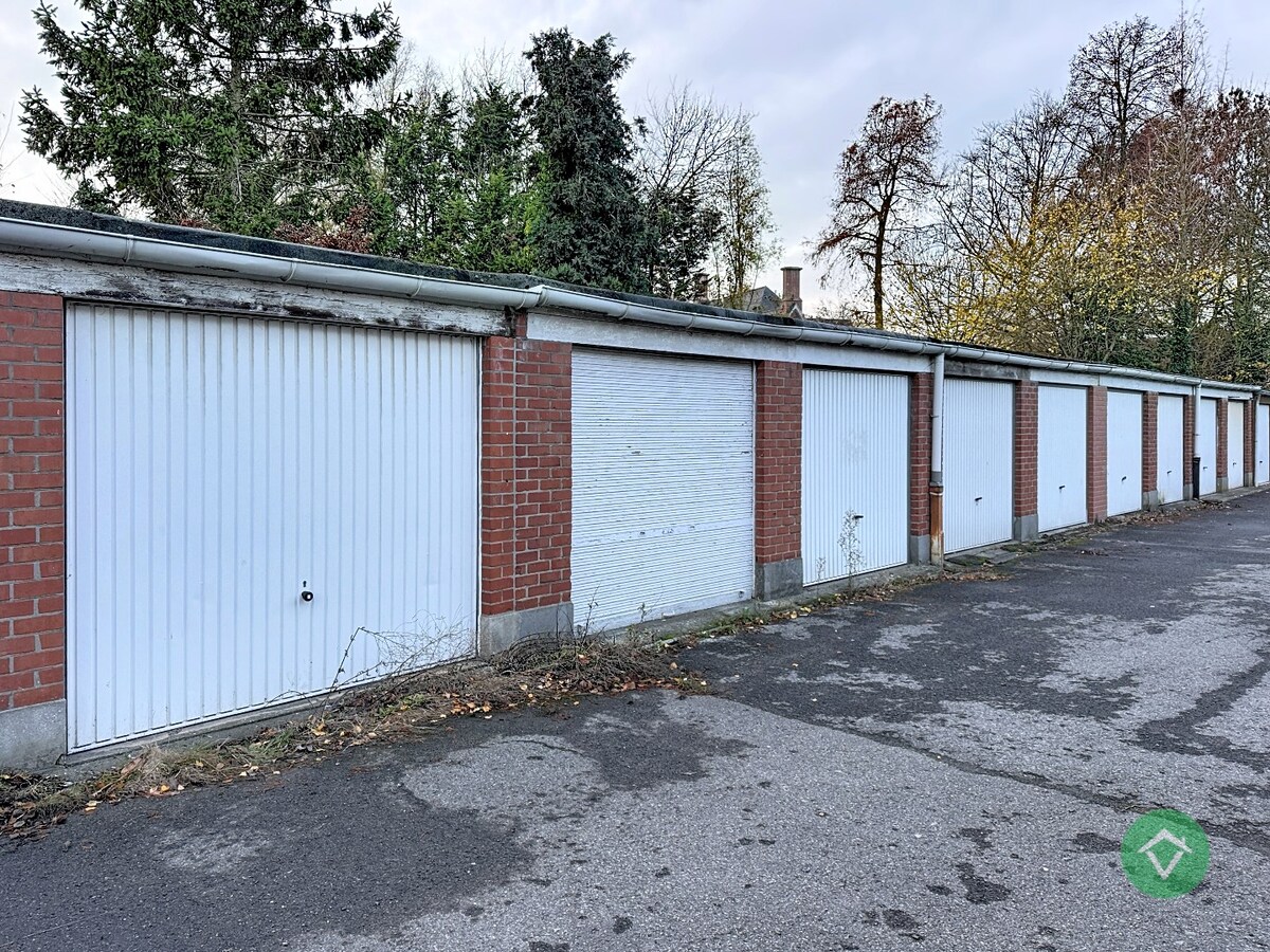Gelijkvloers appartement met autostandplaats en garage te Roeselare 