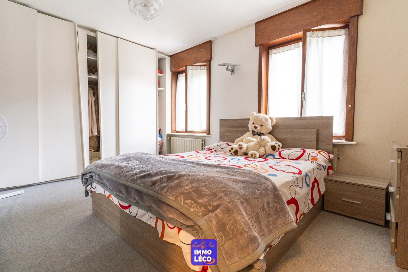 Maison avec beaux volumes et jardin. 